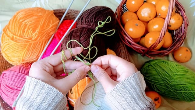 Gros plan des mailles de crochet montrant le motif en V pour le comptage